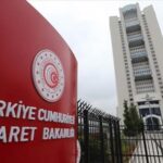 Çocuklar eserleri hayranlıkla inceledi