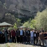 Ayvaşık mahalle muhtarı, yolculara bekleme bankları koydurdu – Birlik Haber Ajansı