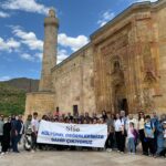 Çocuklar eserleri hayranlıkla inceledi